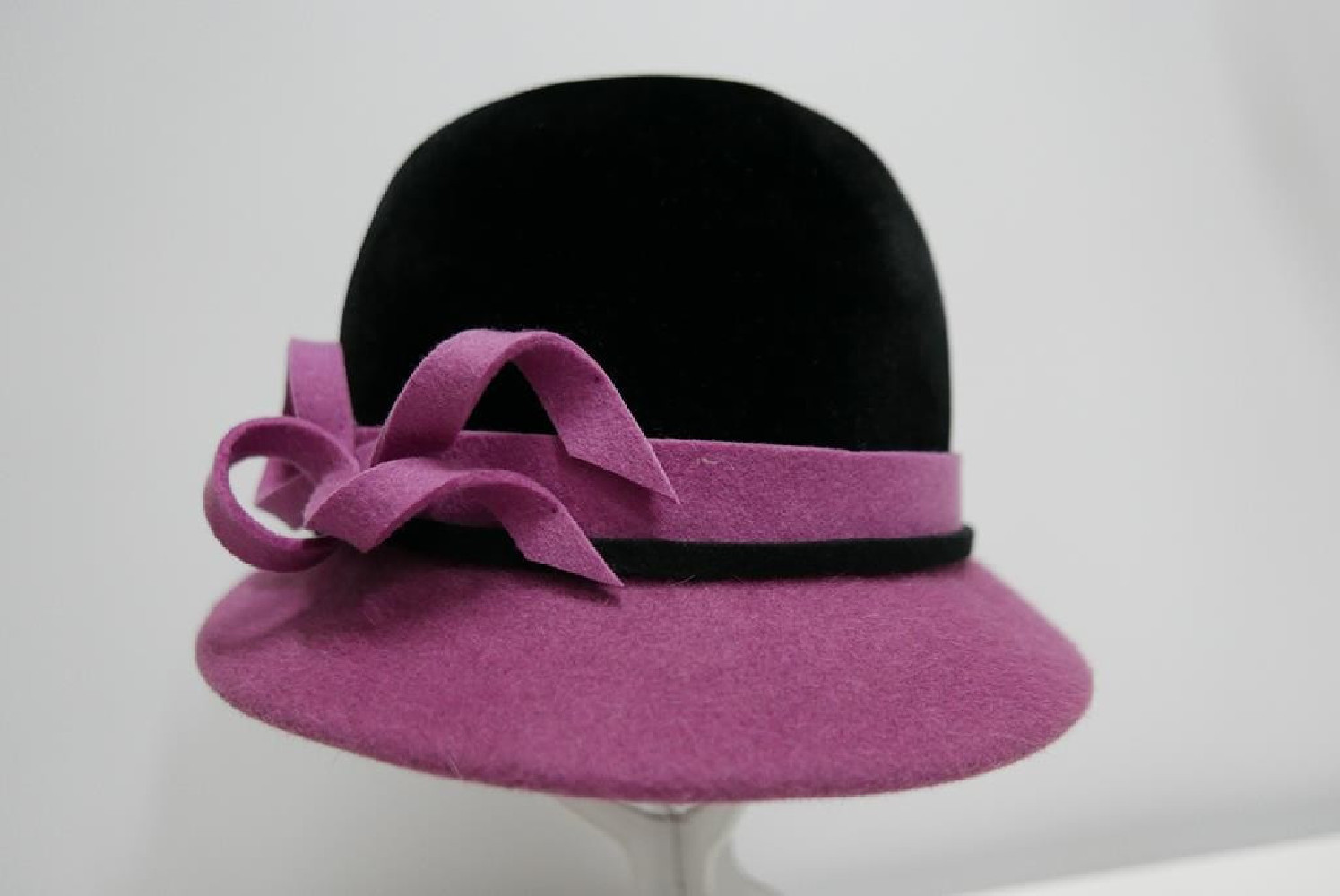 Czarno różowy kapelusz filcowy 55-57 cm
