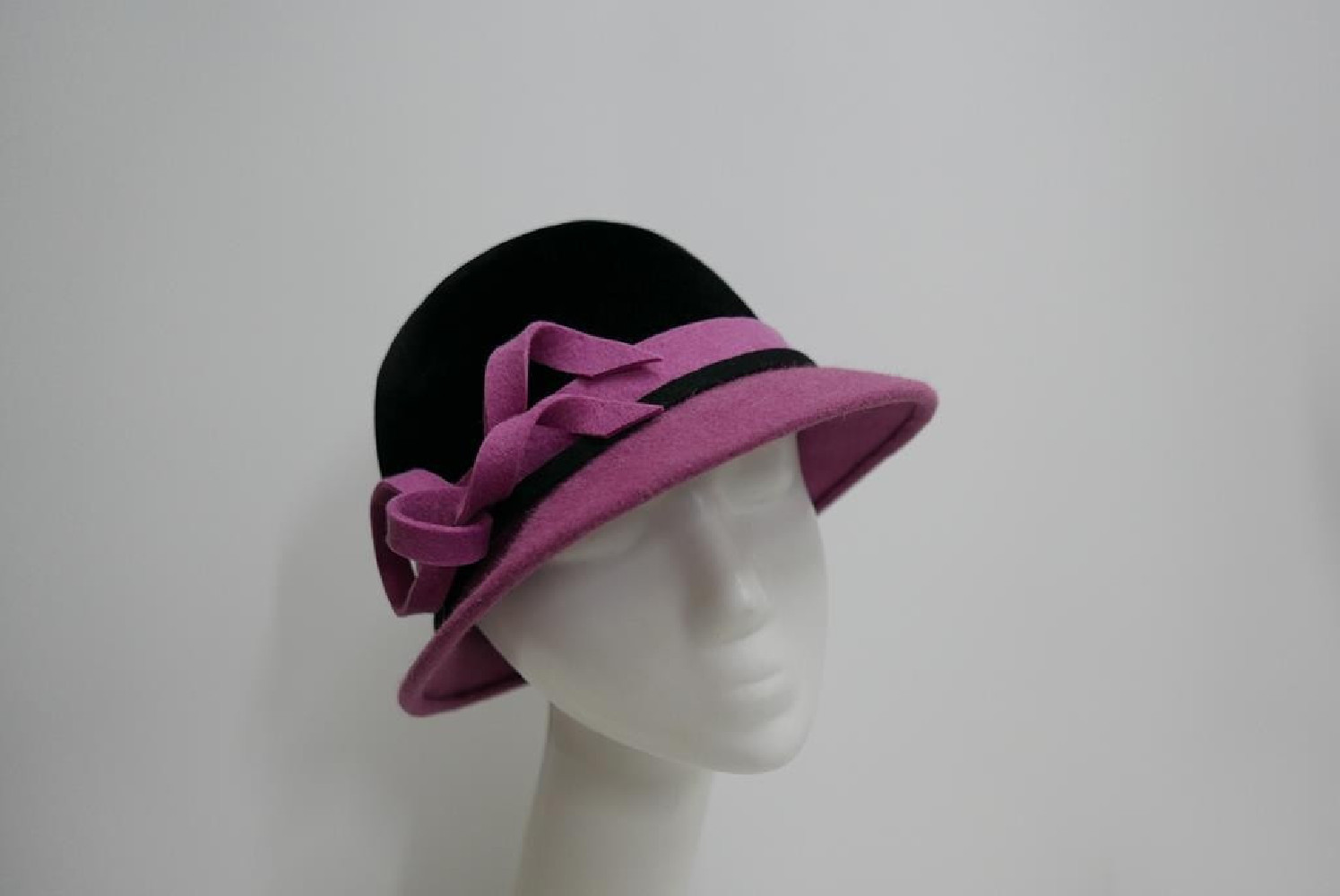 Czarno różowy kapelusz filcowy 55-57 cm