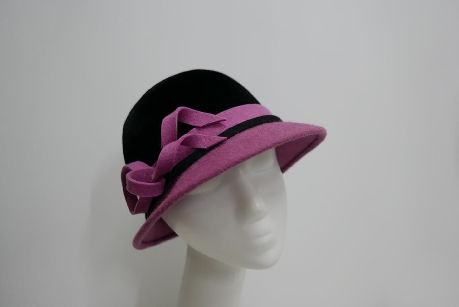 Czarno różowy kapelusz filcowy 55-57 cm