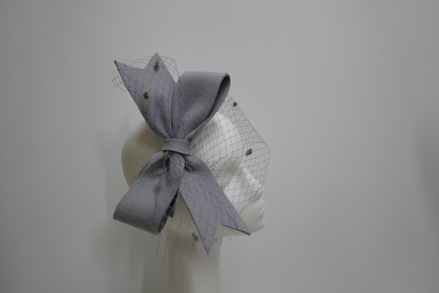 Szary fascynator filcowy z woalką na przepasce
