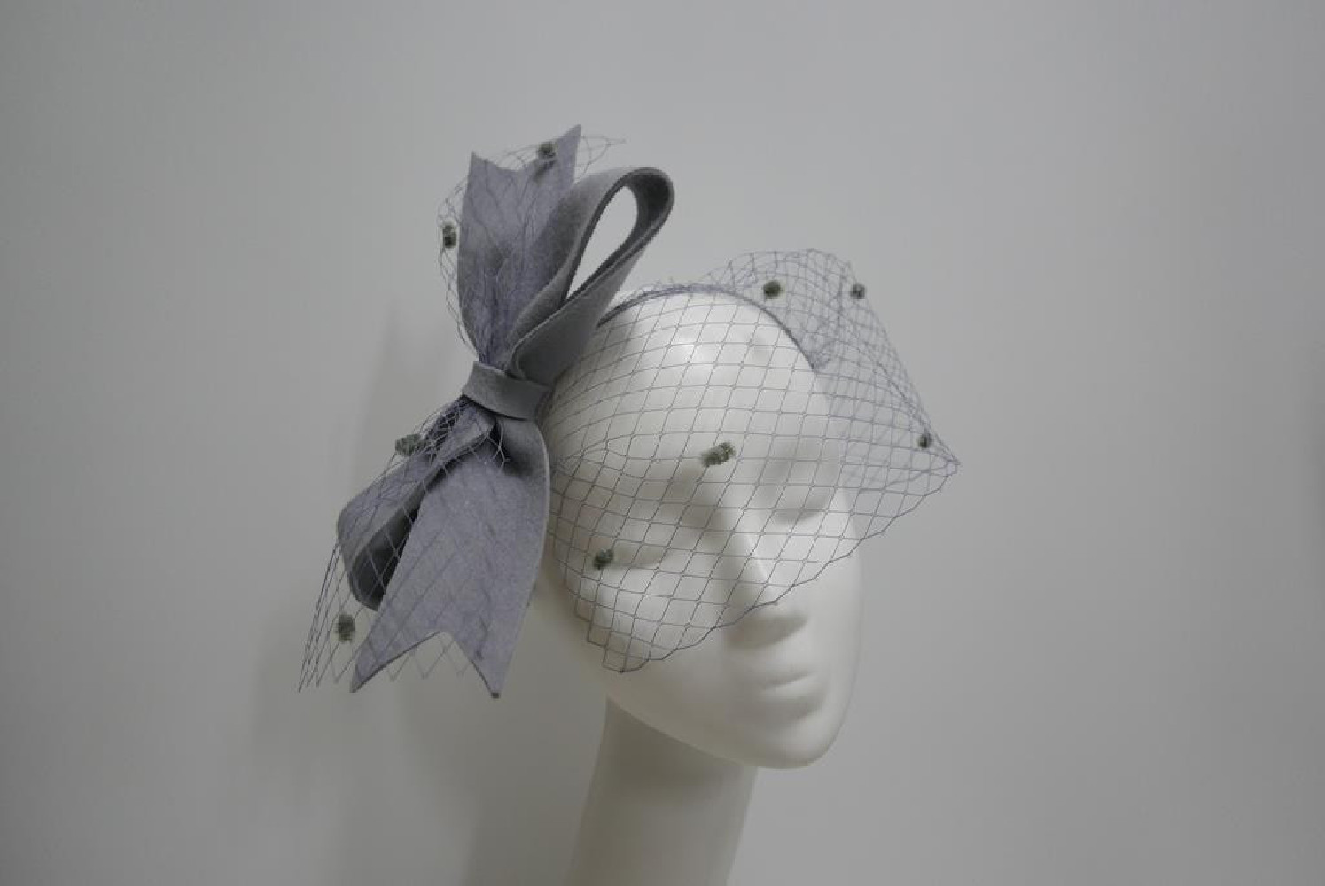 Szary fascynator filcowy z woalką na przepasce