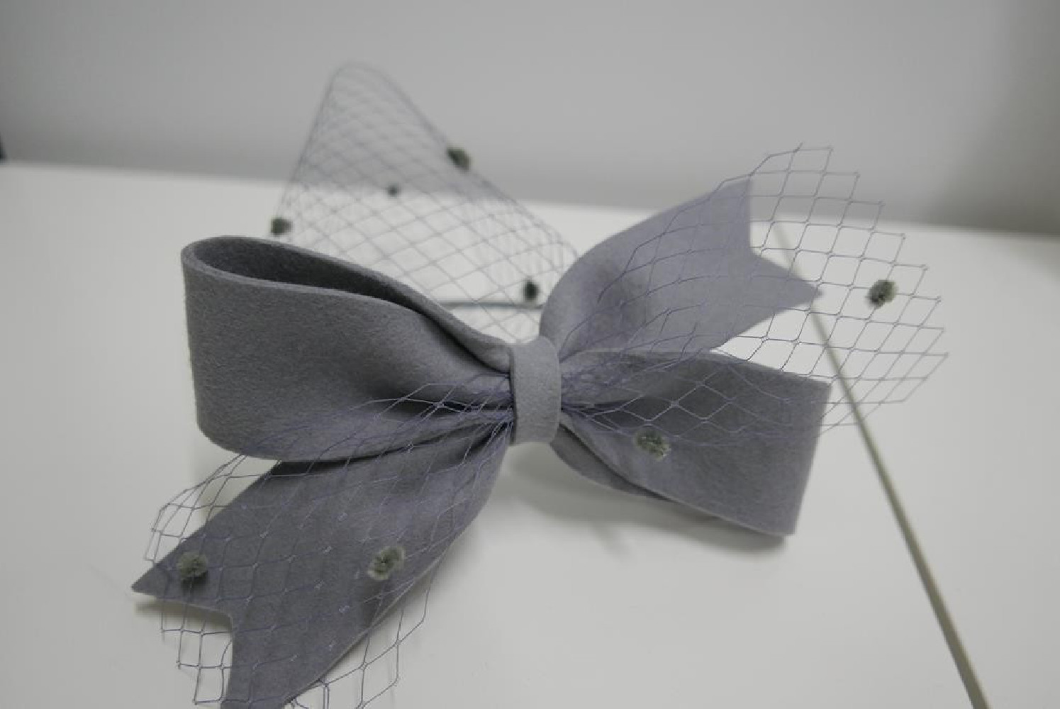 Szary fascynator filcowy z woalką na przepasce