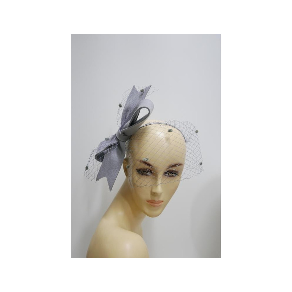 Szary fascynator filcowy z woalką na przepasce