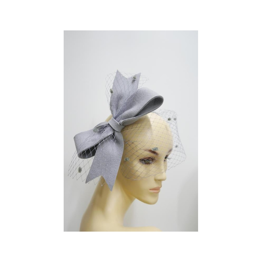 Szary fascynator filcowy z woalką na przepasce
