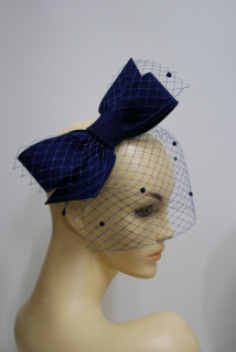 Granatowy fascynator filcowy z woalką na przepasce