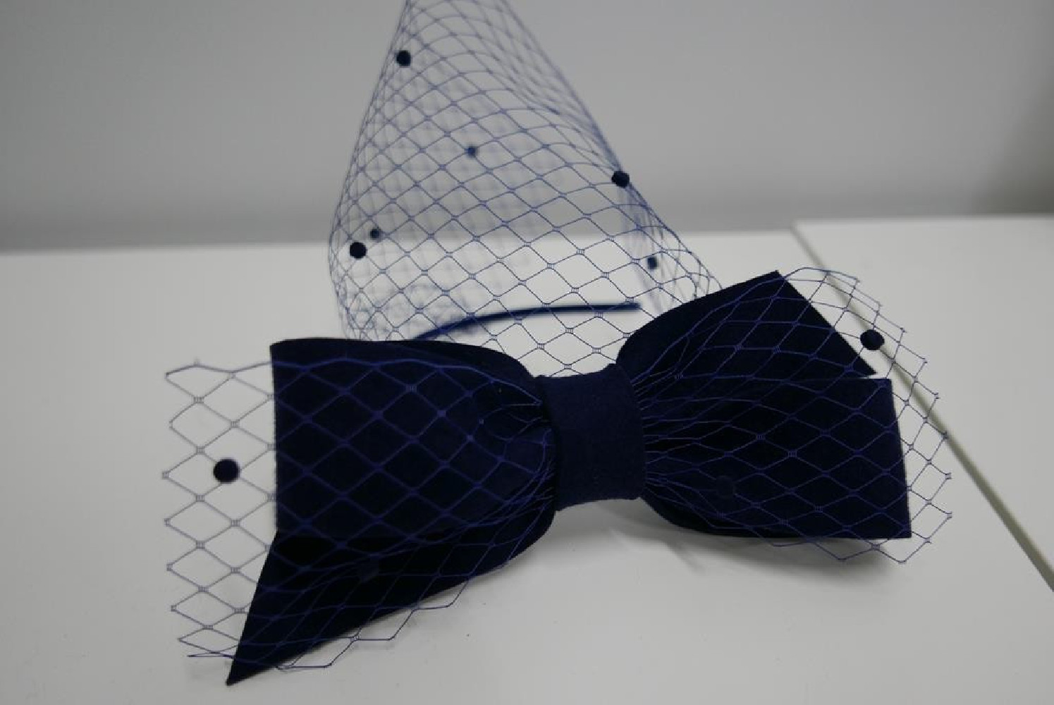 Granatowy fascynator filcowy z woalką na przepasce