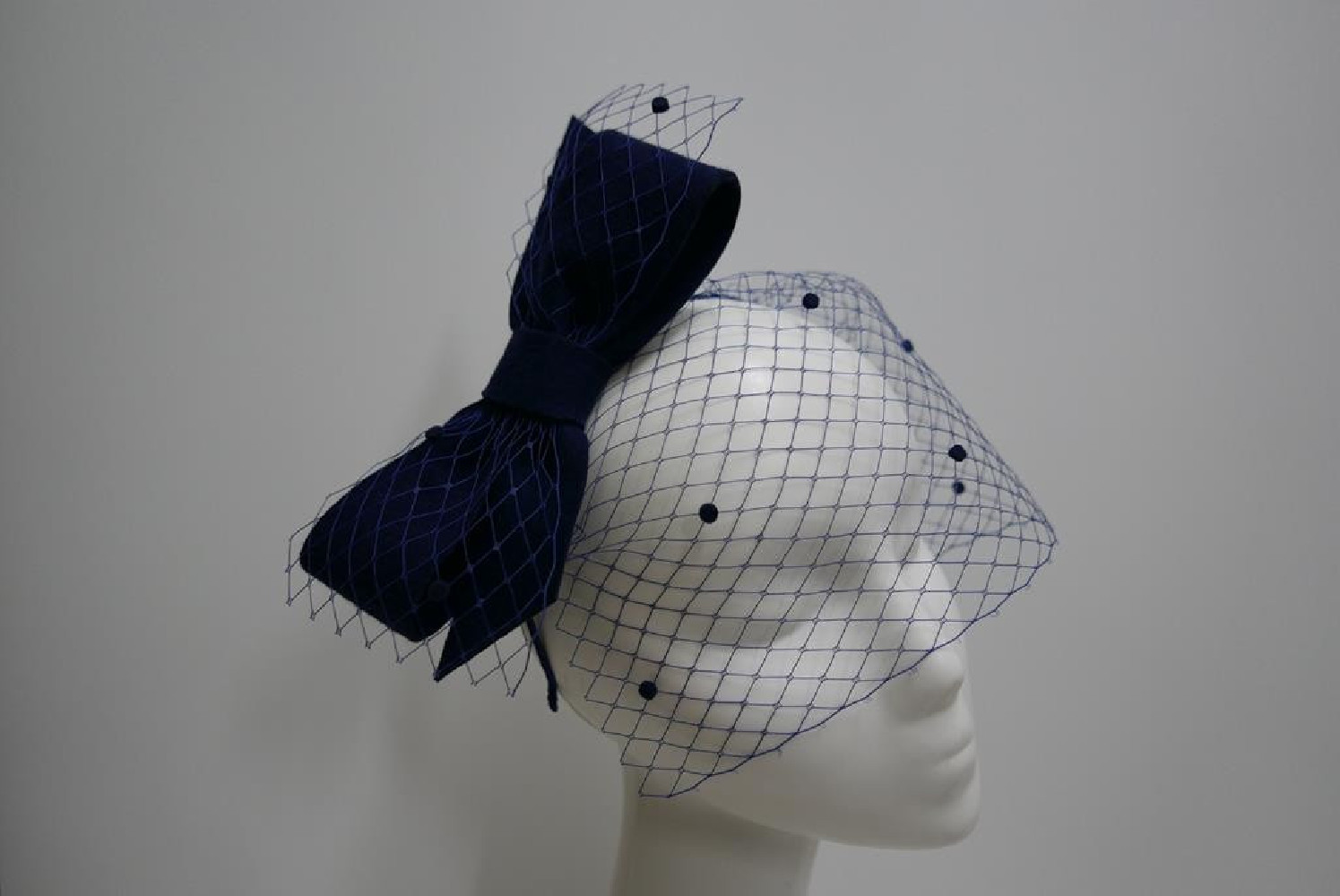 Granatowy fascynator filcowy z woalką na przepasce