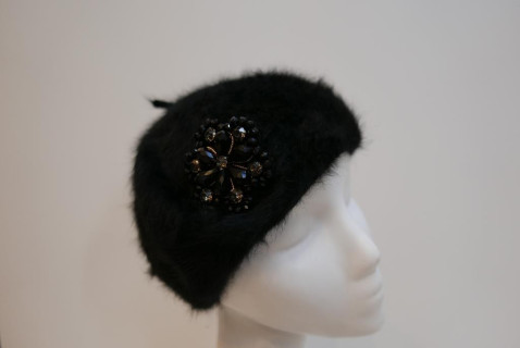Czarny beret angora z aplikacją z kamieni
