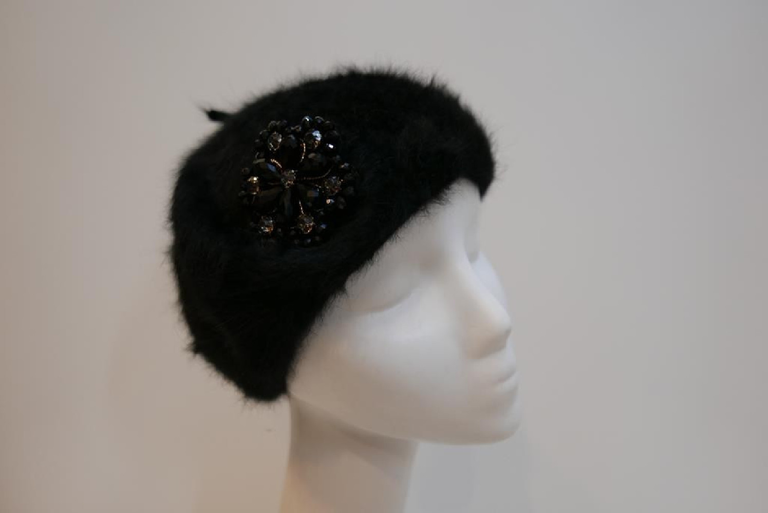 Czarny beret angora z aplikacją z kamieni