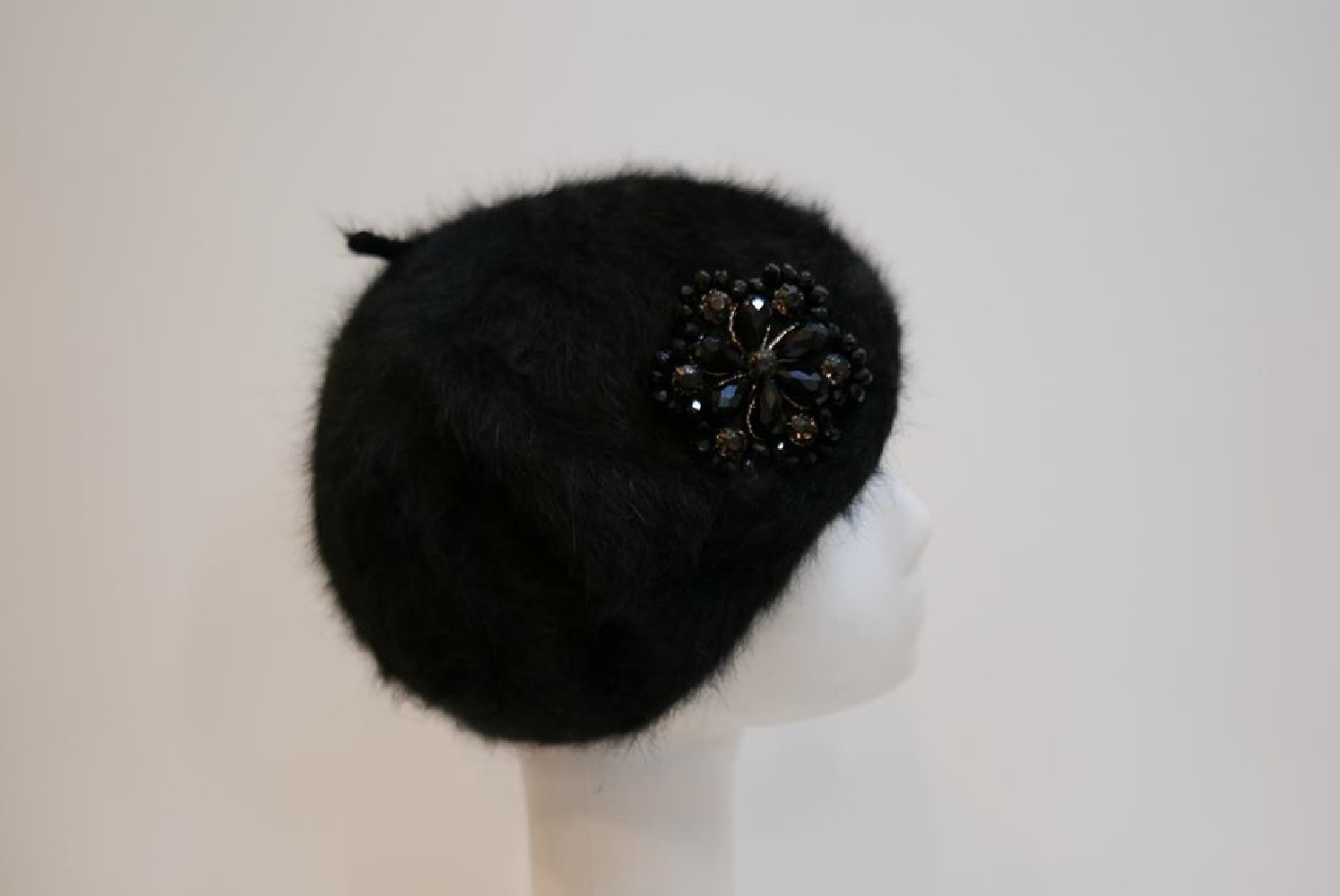 Czarny beret angora z aplikacją z kamieni