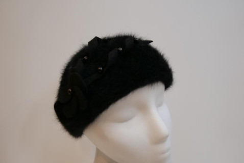 Czarny beret angora z ozdobą z filcu