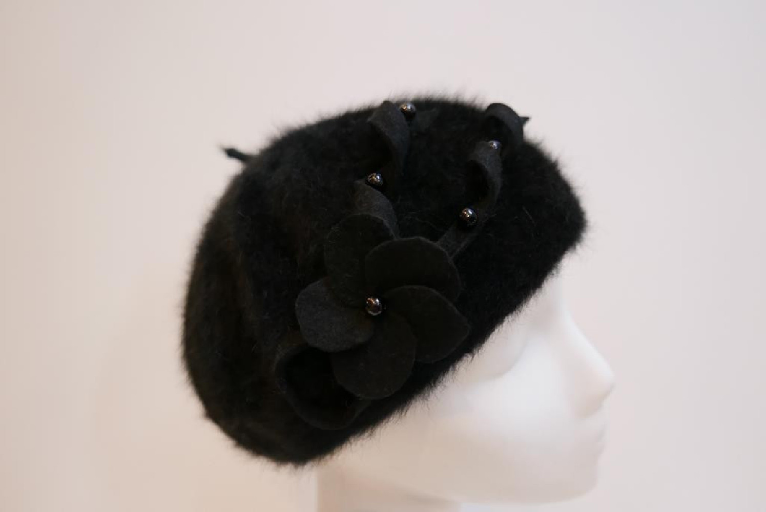 Czarny beret angora z ozdobą z filcu