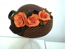 Brązowo pomarańczowy kapelusz toczek z kwiatami