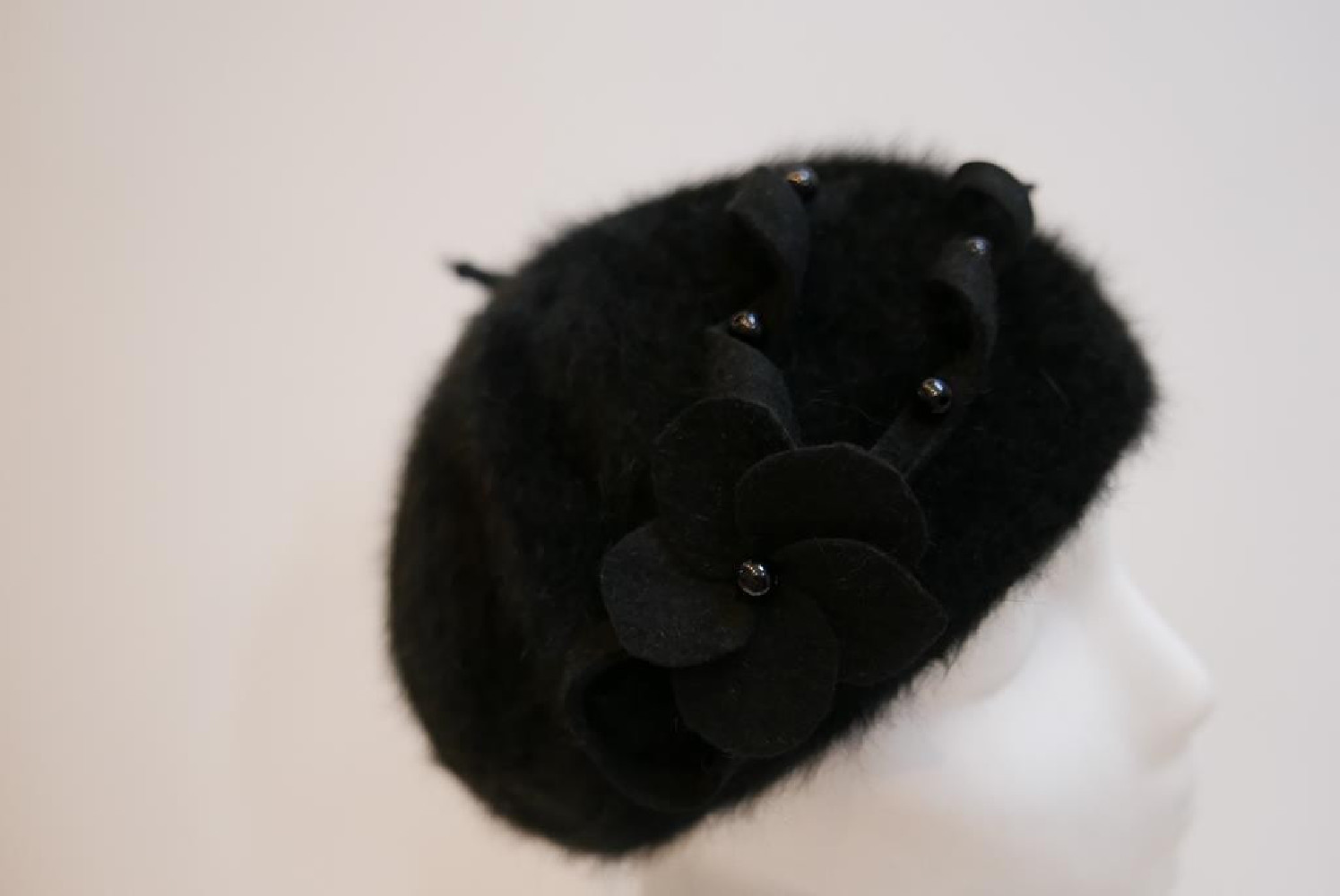 Czarny beret angora z ozdobą z filcu