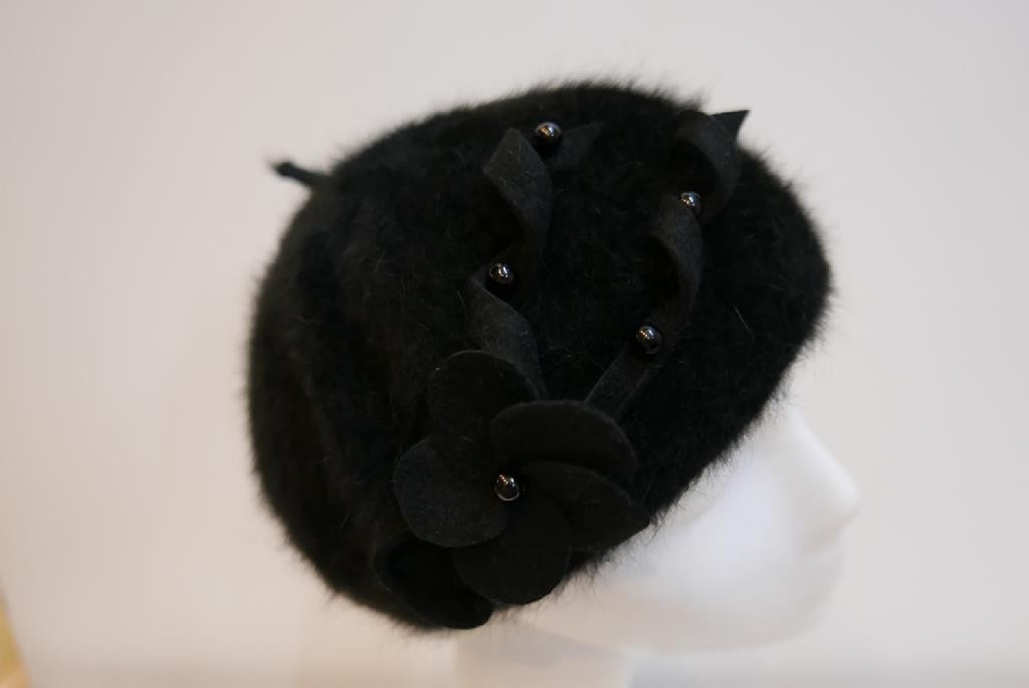 Czarny beret angora z ozdobą z filcu
