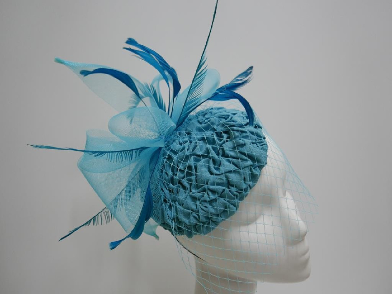Turkusowy niebieski mini toczek, fascynator tkanina z woalką