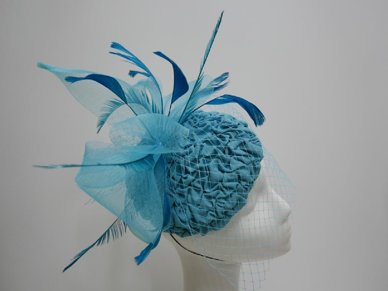 Turkusowy niebieski mini toczek, fascynator tkanina z woalką
