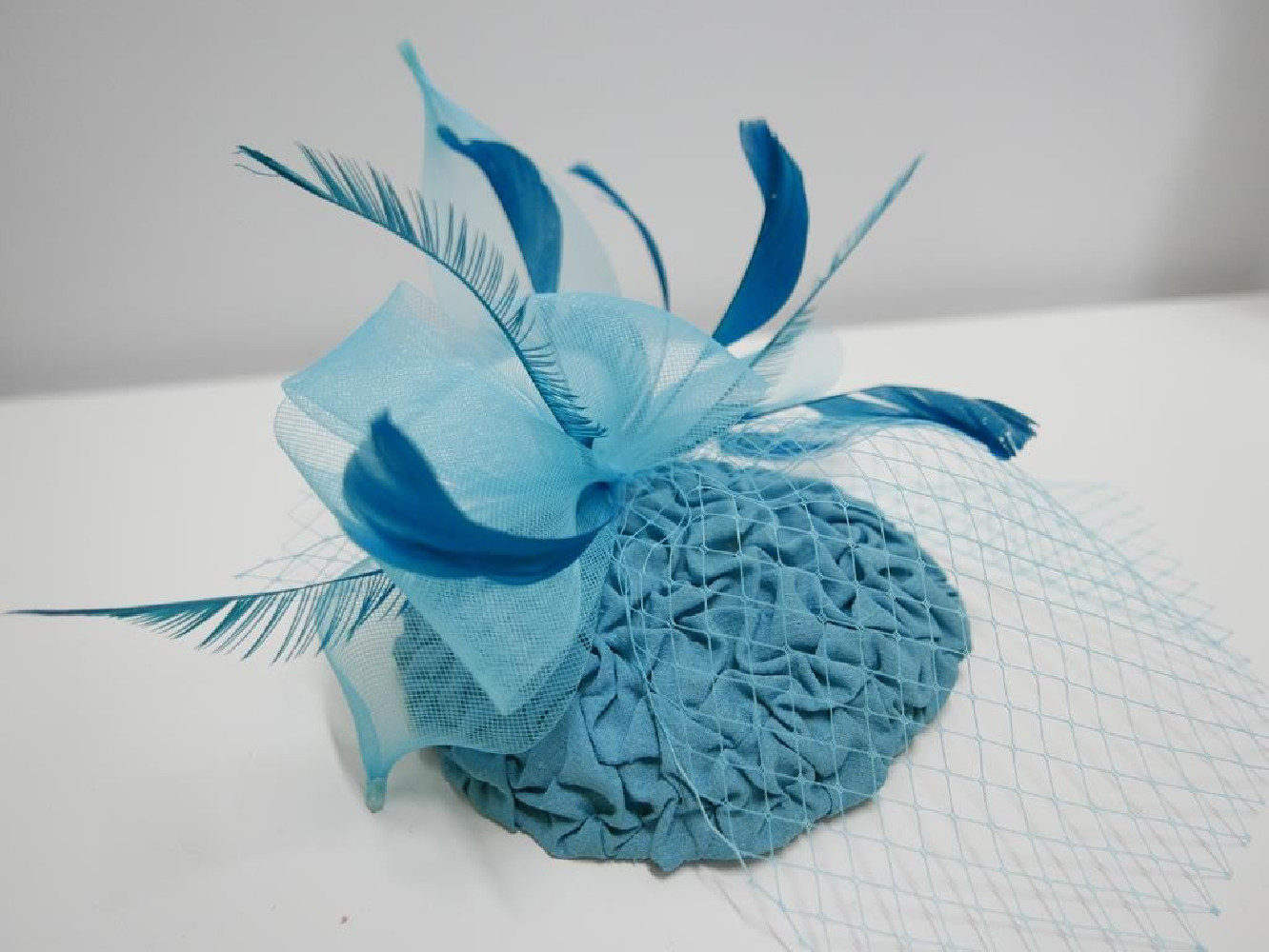 Turkusowy niebieski mini toczek, fascynator tkanina z woalką