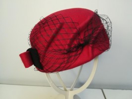 Czerwona czapka toczek filcowy z woalką 53-55 cm