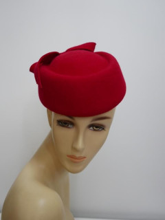 Tatiana czerwony toczek w kształcie furażerki