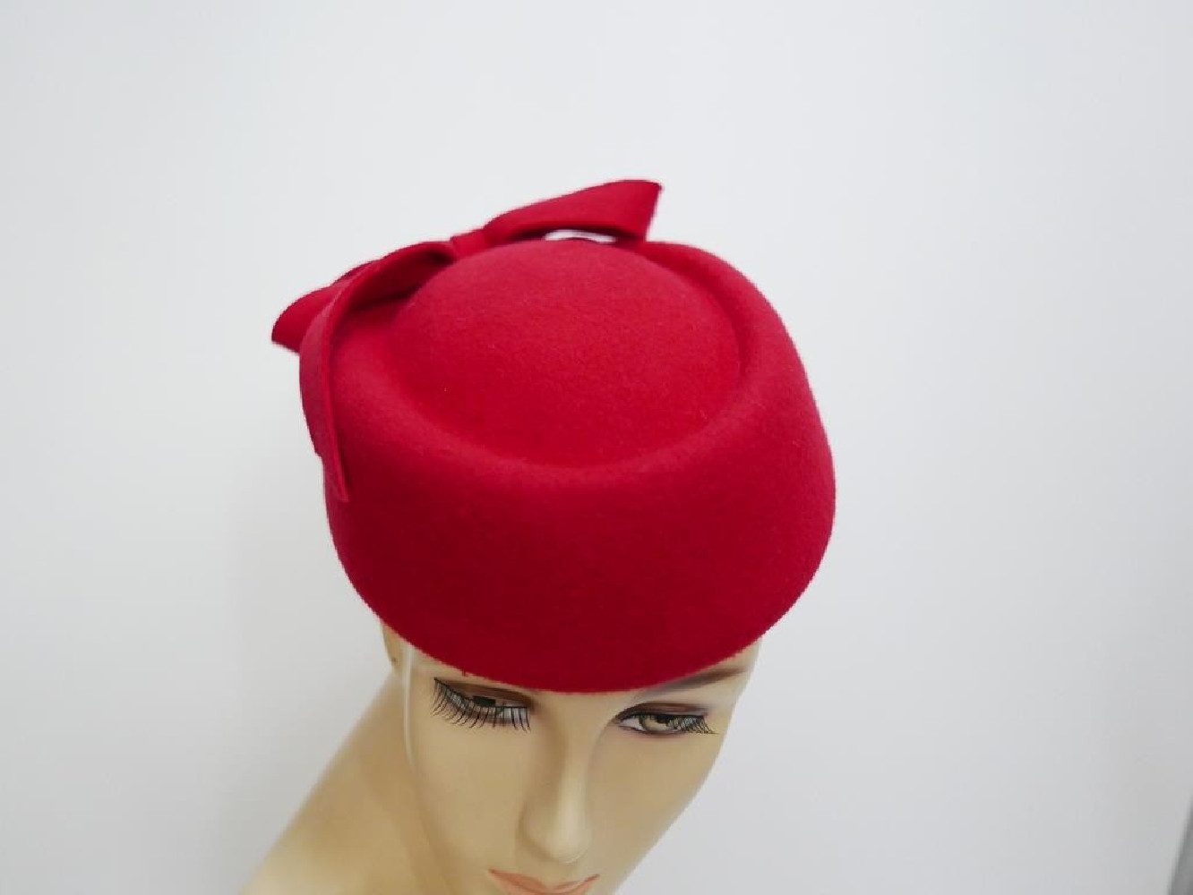 Tatiana czerwony toczek w kształcie furażerki