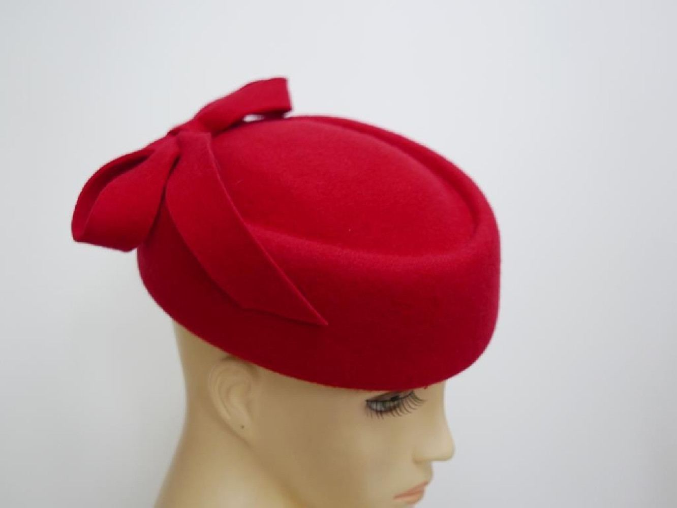 Tatiana czerwony toczek w kształcie furażerki