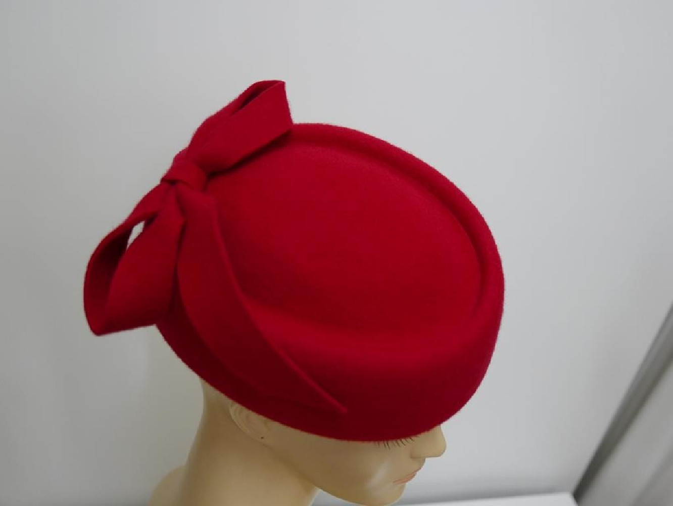 Tatiana czerwony toczek w kształcie furażerki