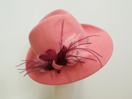 Montana różowy kapelusz filcowy z piórami 54-57 cm