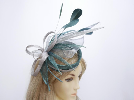 Szaro zielony fascynator z sinamay na grzebieniu
