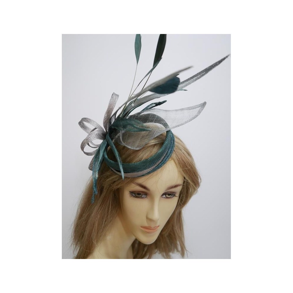 Szaro zielony fascynator z sinamay na grzebieniu