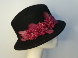 Czarno różowy kapelusz filcowy z kwiatami  54-56,5 cm