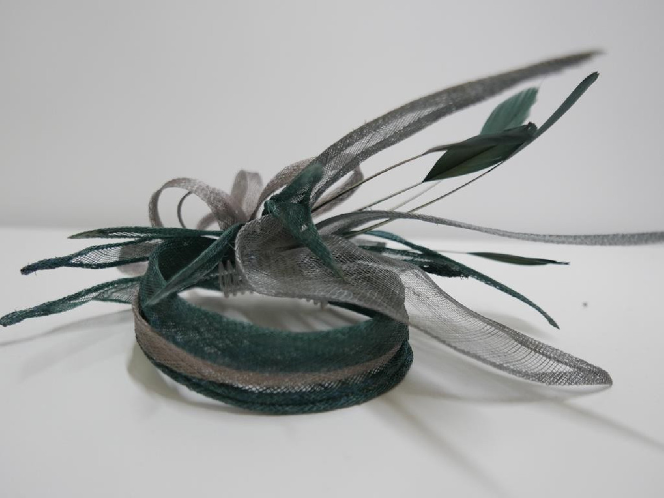Szaro zielony fascynator z sinamay na grzebieniu
