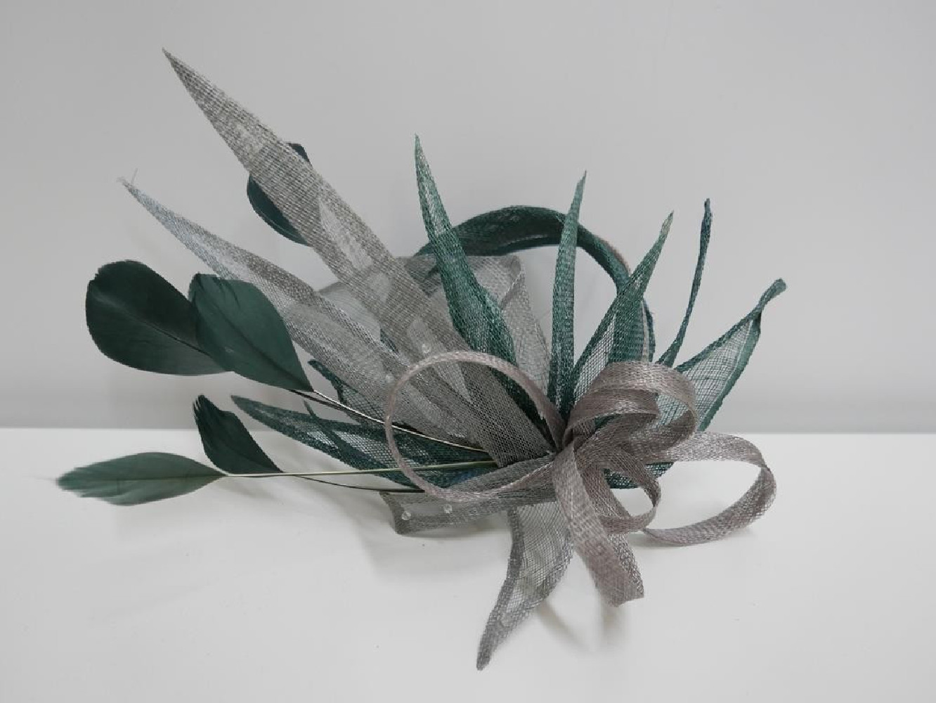 Szaro zielony fascynator z sinamay na grzebieniu