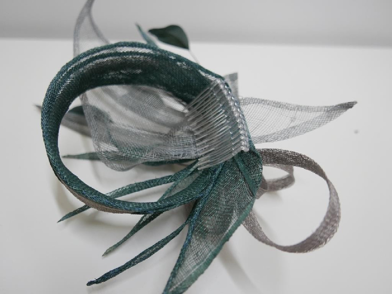 Szaro zielony fascynator z sinamay na grzebieniu