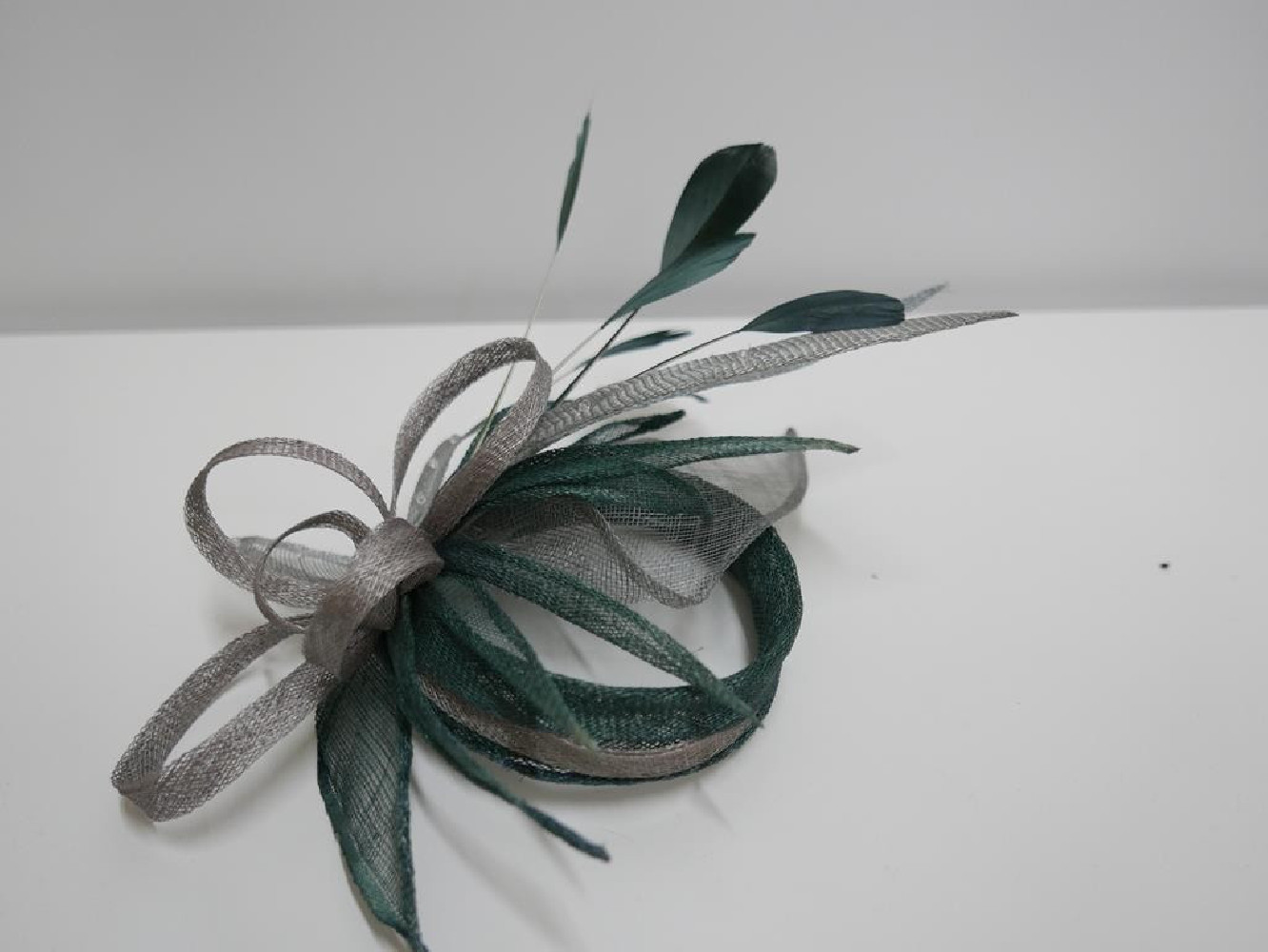 Szaro zielony fascynator z sinamay na grzebieniu