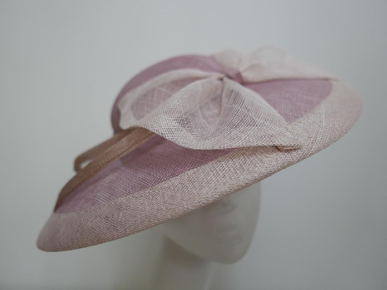 Artura różowy kapelusz dysk z sinamay na opasce