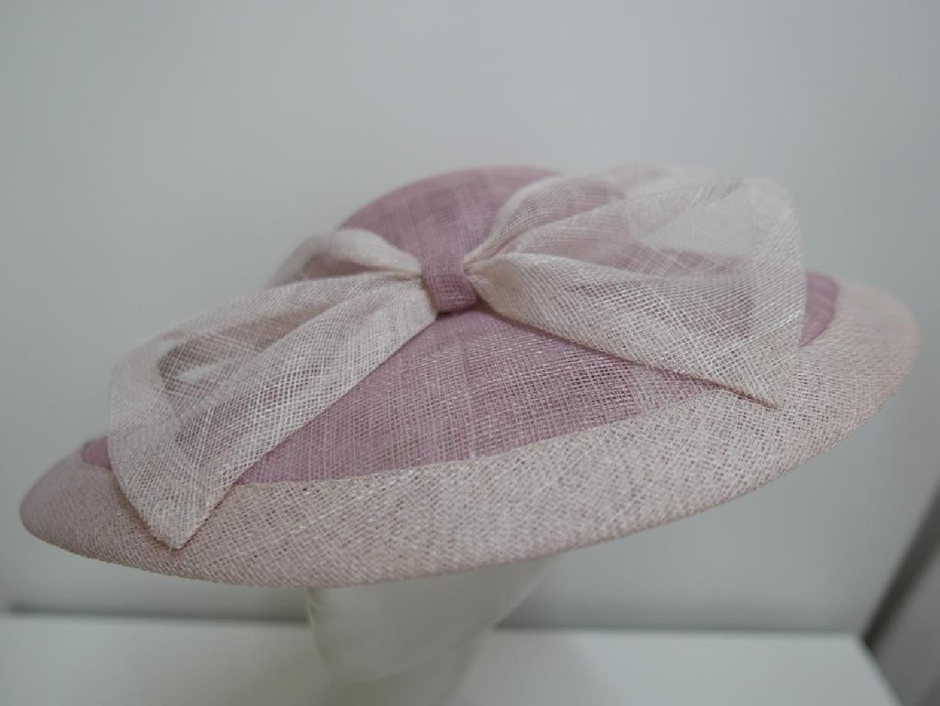 Artura różowy kapelusz dysk z sinamay na opasce