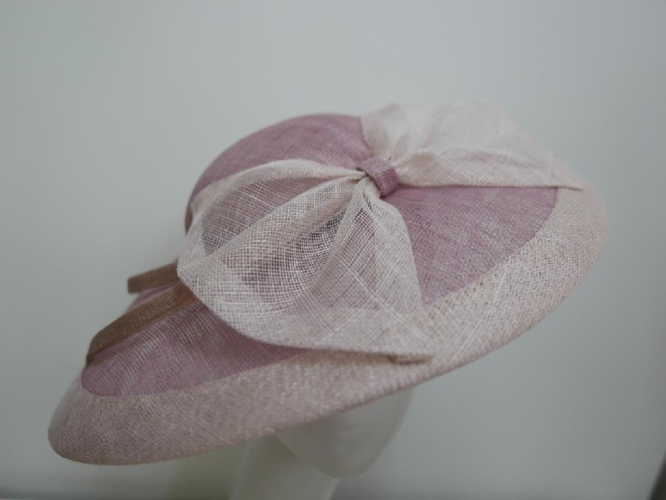 Artura różowy kapelusz dysk z sinamay na opasce