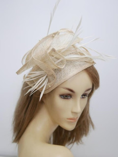 Beżowo kremowy fascynator z sinamay na grzebieniu
