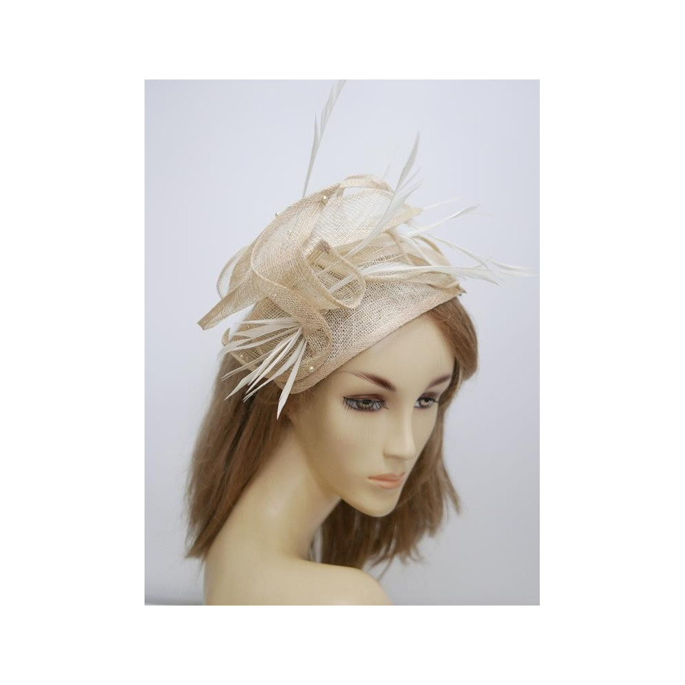 Beżowo kremowy fascynator z sinamay na grzebieniu