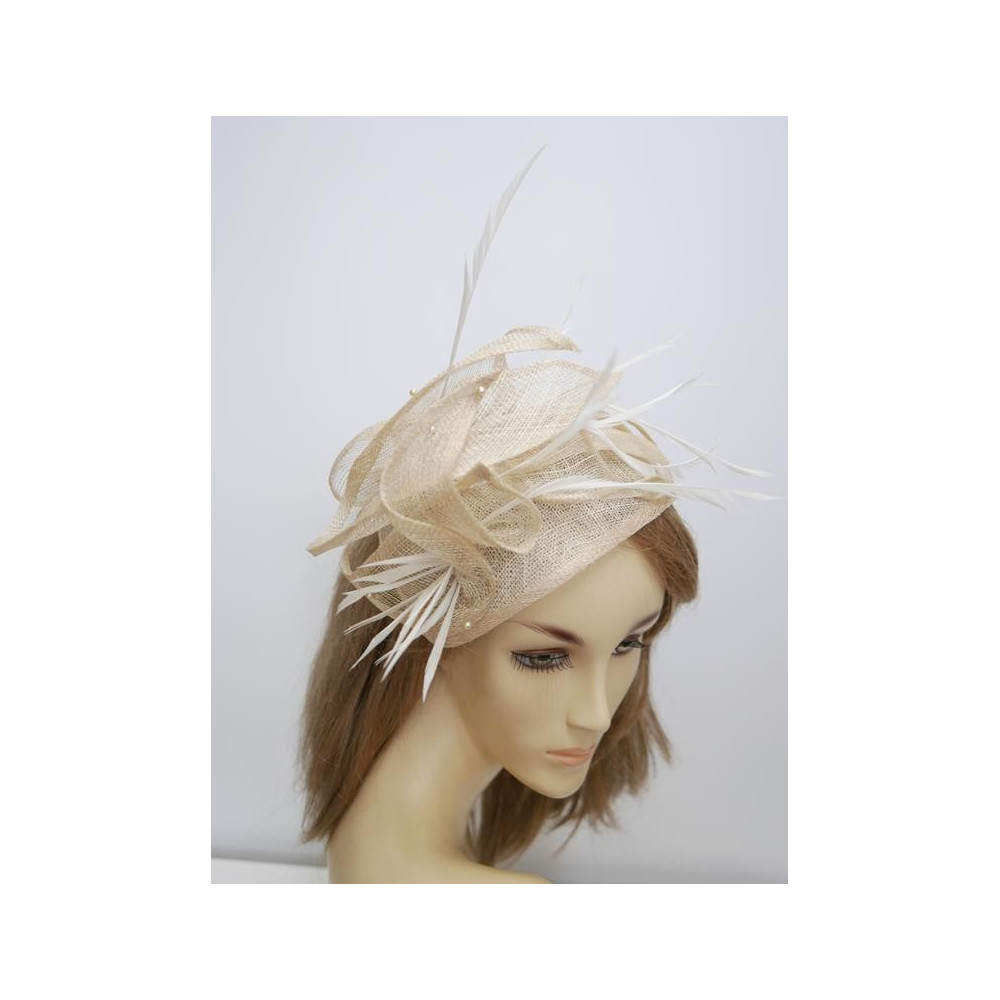 Beżowo kremowy fascynator z sinamay na grzebieniu