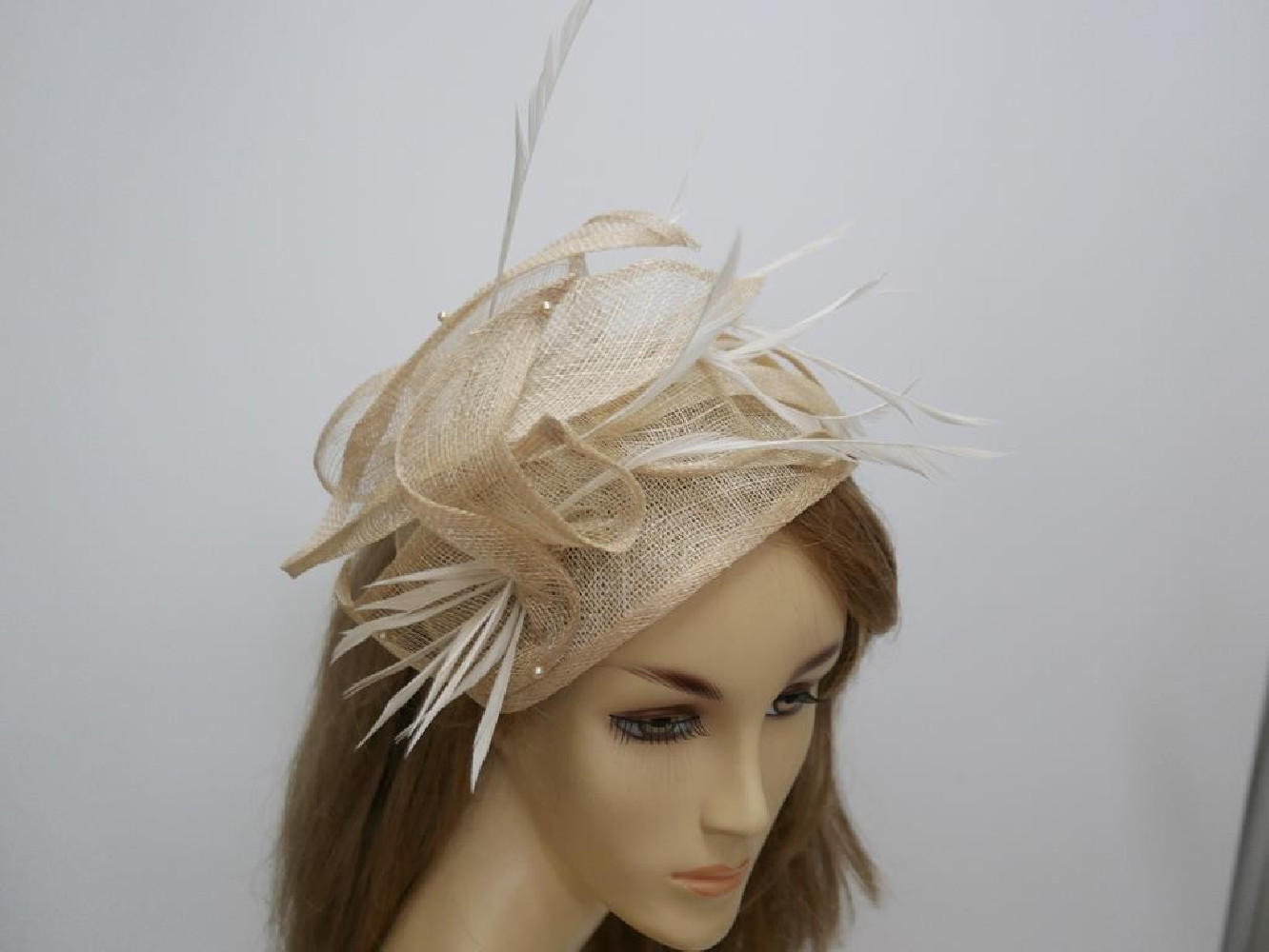 Beżowo kremowy fascynator z sinamay na grzebieniu