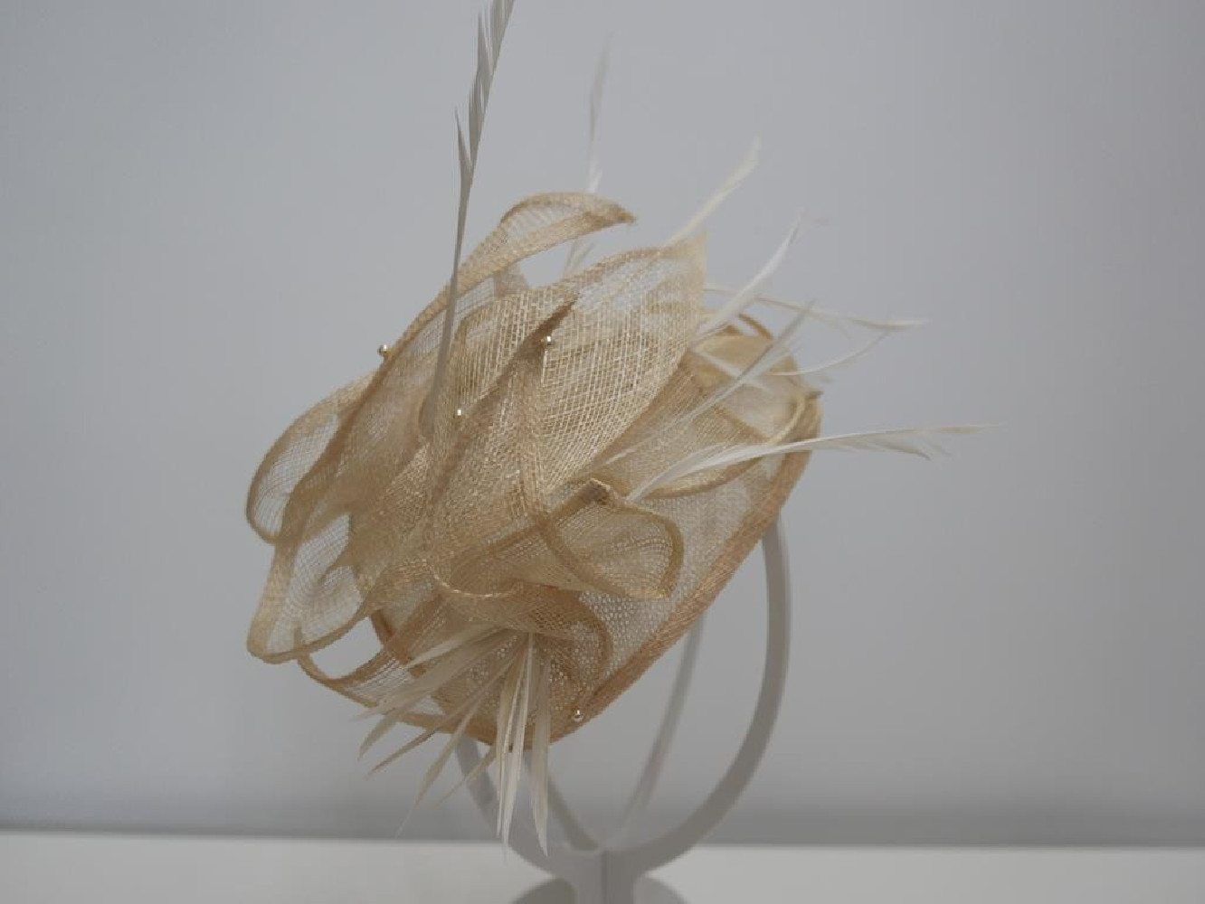 Beżowo kremowy fascynator z sinamay na grzebieniu