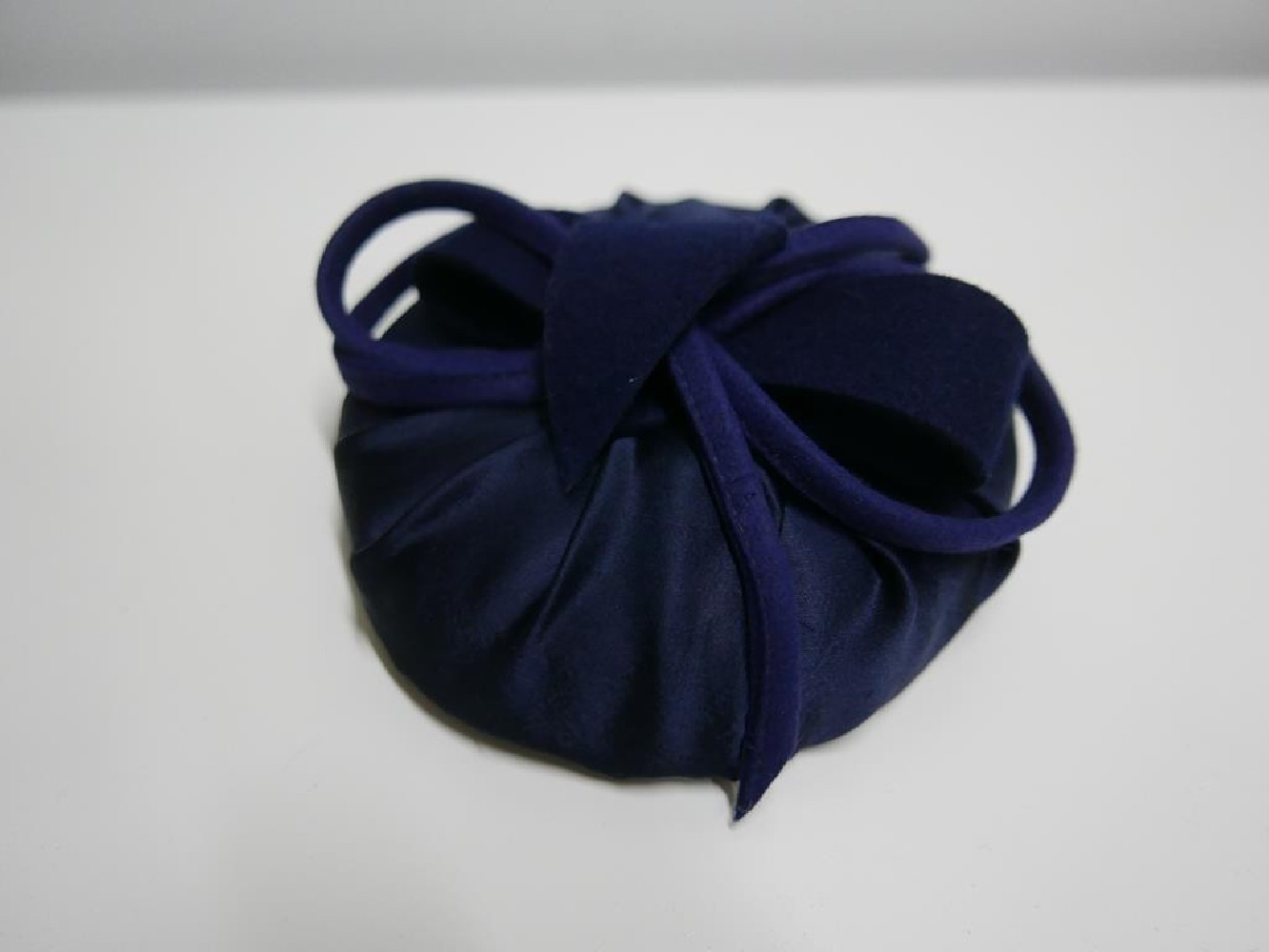 Granatowy mini toczek, fascynator tkanina.