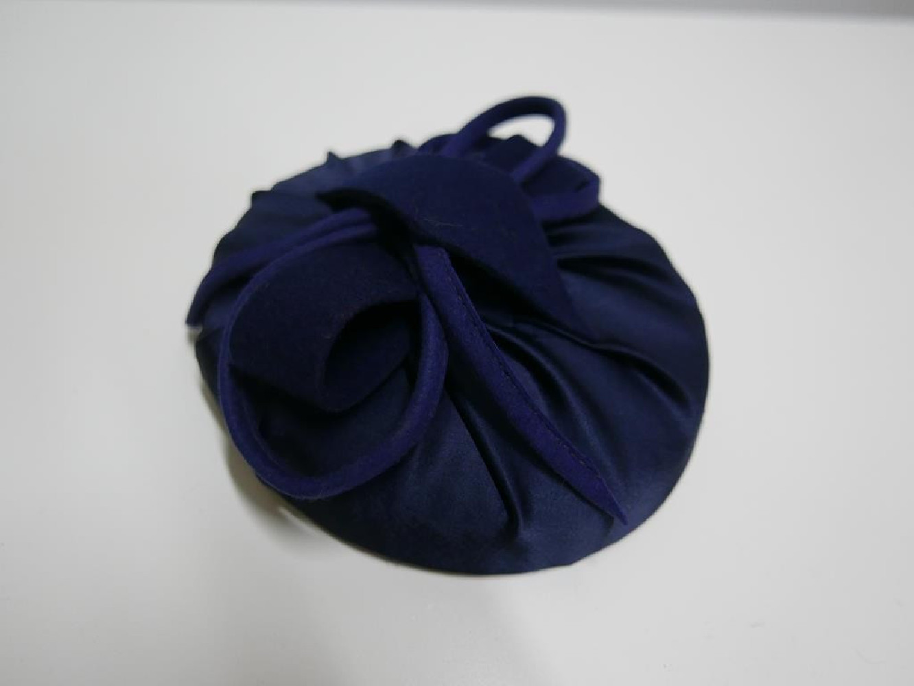 Granatowy mini toczek, fascynator tkanina.