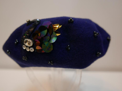 Granatowy beret dzianina wełna z aplikacją i koralikami