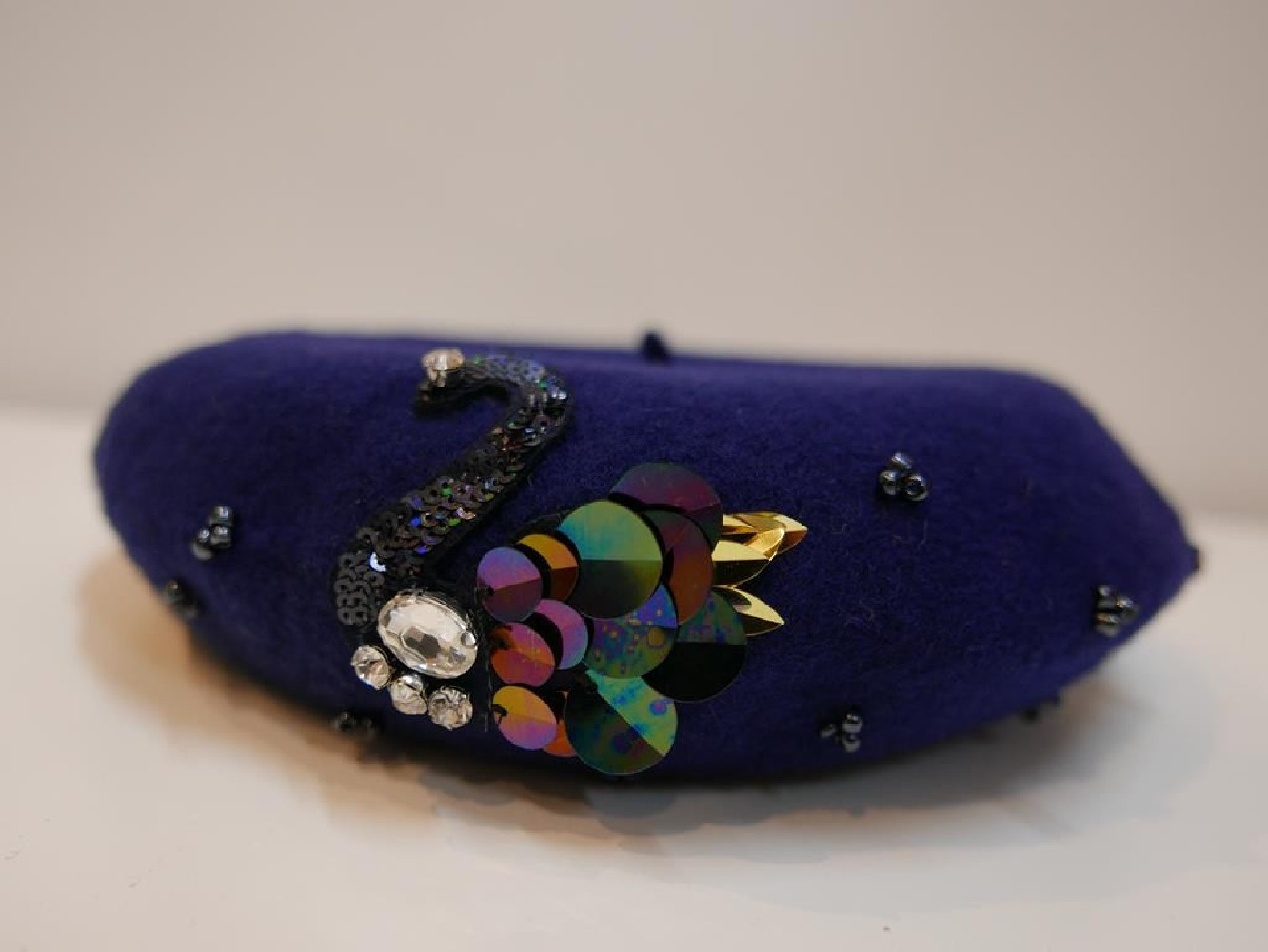 Granatowy beret dzianina wełna z aplikacją i koralikami