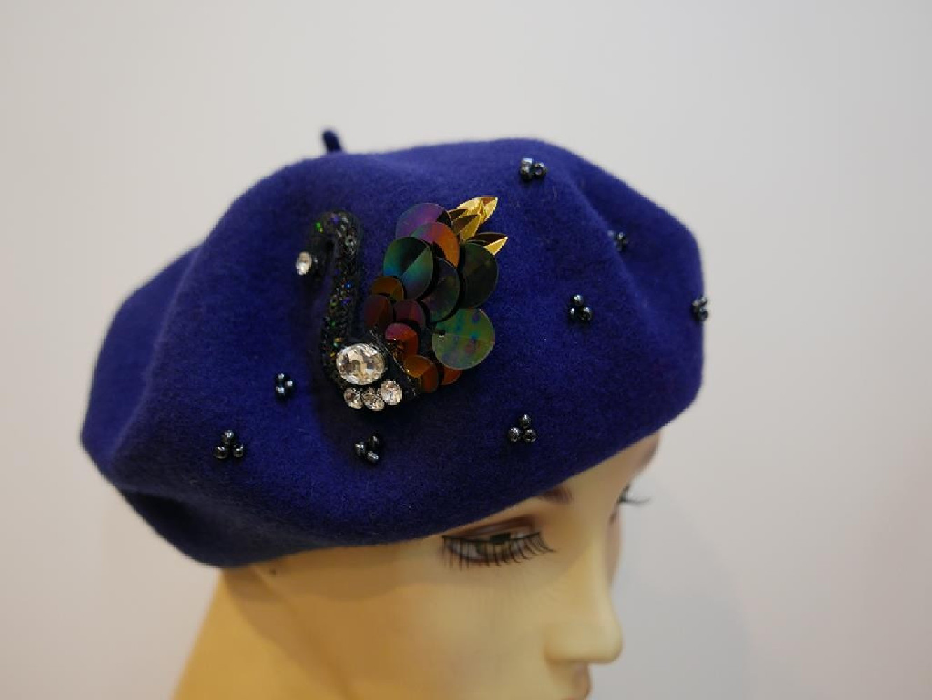 Granatowy beret dzianina wełna z aplikacją i koralikami