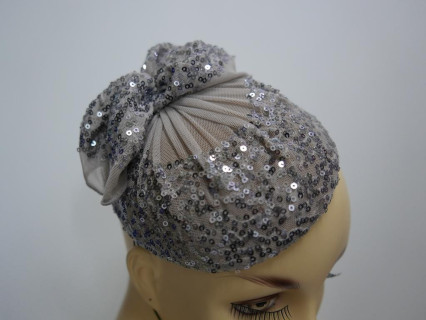 Szaro srebrne cekiny mini toczek fascynator