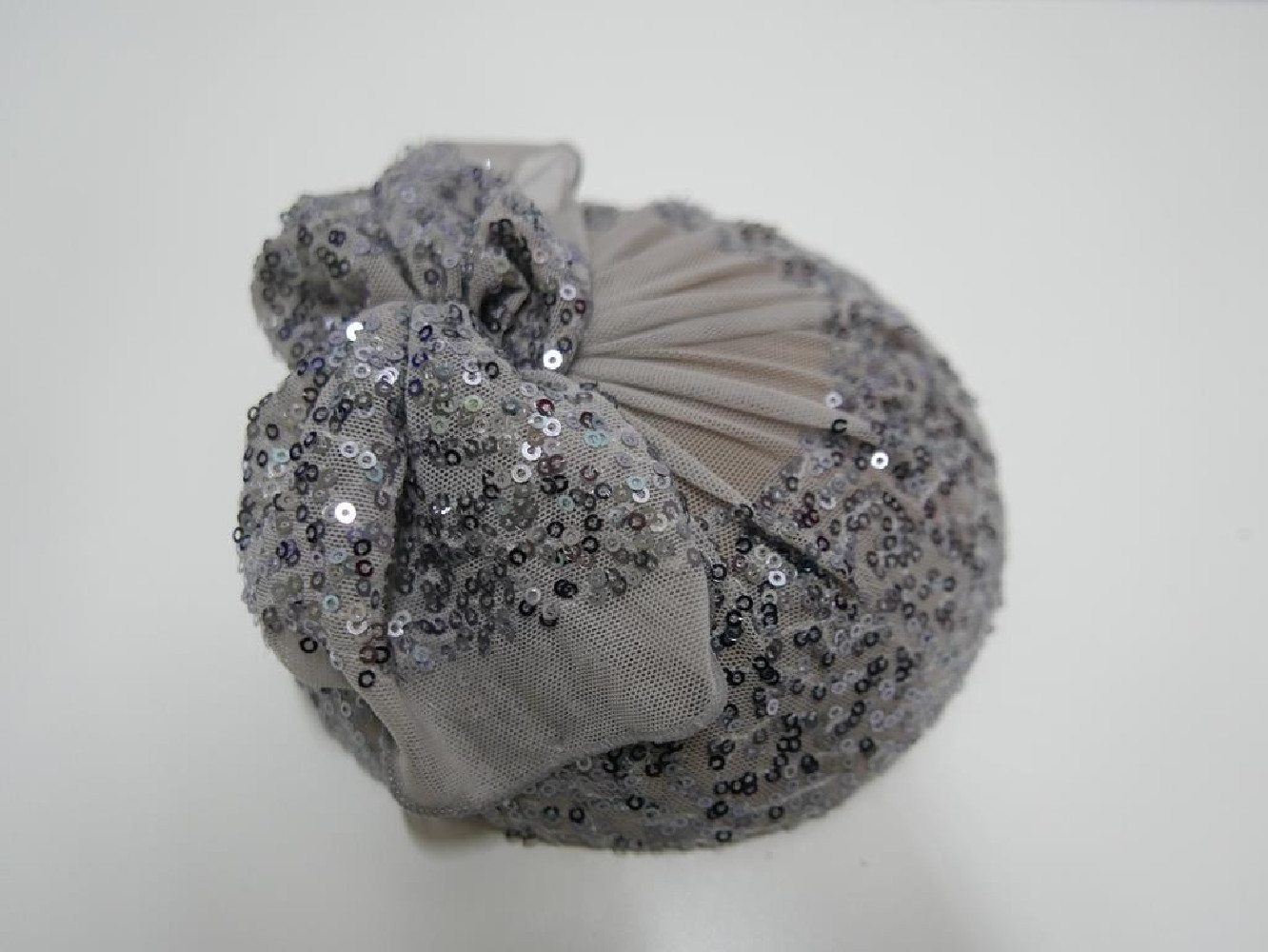 Szaro srebrne cekiny mini toczek fascynator